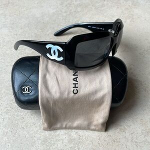 Chanel black sunglasses w mother of pearl interlocking CC logo